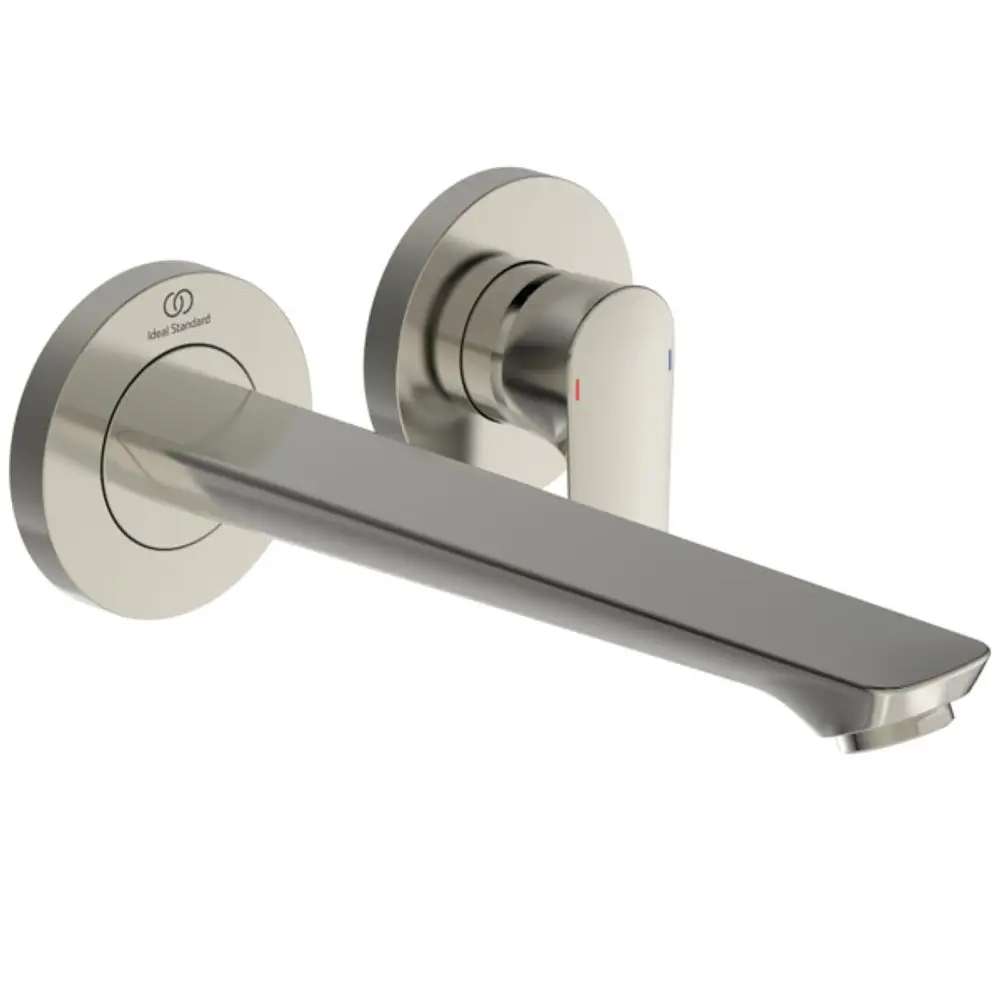 Wandarmatur von Ideal Standard mit einem flachen Auslauf und einem Bedienhebel. Die Oberfläche erscheint in einem matten Silberton.